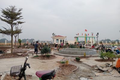 Khu vui chơi cho các bé – Trường mầm non Khánh Thịnh. Ngày chủ nhật đông vui của con em quê hương, phụ huynh và CBGVNV MN Khánh Thịnh  Nhà trường không biết nói gì hơn, chỉ biết nói rằng xin được cảm ơn tất cả đặc biệt là 2 ông đã gần 70 tuổi mà ngày ngày vẫn tận tâm đắp 1 đàn trâu tặng khu vui chơi của các con yêu quý